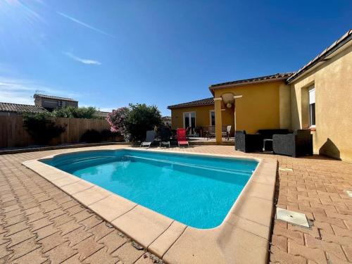 une piscine dans une cour à côté d'une maison dans l'établissement Villa La Paz ※ Climatisée, à Lézignan-Corbières