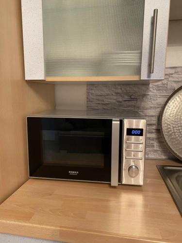 a microwave oven sitting on a counter in a kitchen at Studio-Appartement Neunburg vorm Wald in Neunburg vorm Wald