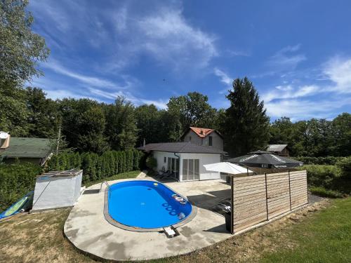 un patio trasero con piscina y una casa en Vikendica Konstantin, en Laktaši