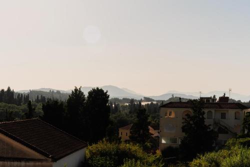 a view of a village with mountains in the distance at Case d ' oro in Lefkímmi