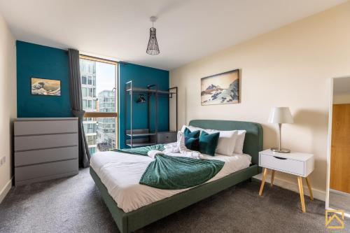 1 dormitorio con 1 cama con paredes azules en Amazing view 2 bed, free parking By Valore Property Services en Milton Keynes