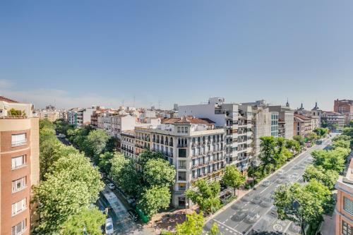 z góry widok na ulicę miejską z budynkami w obiekcie Home Art Apartments Chamberí w Madrycie