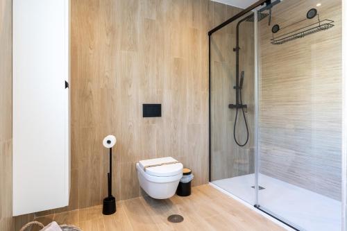 un baño con inodoro y ducha en 219 Frontline beach Luxurious, en Mijas Costa