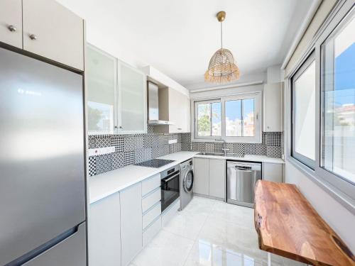 Dapur atau dapur kecil di Geo Panoramic Villa Konnos - Pool, Game Room, Gym