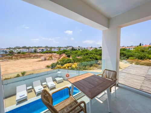 Balkoni atau teres di Geo Panoramic Villa Konnos - Pool, Game Room, Gym