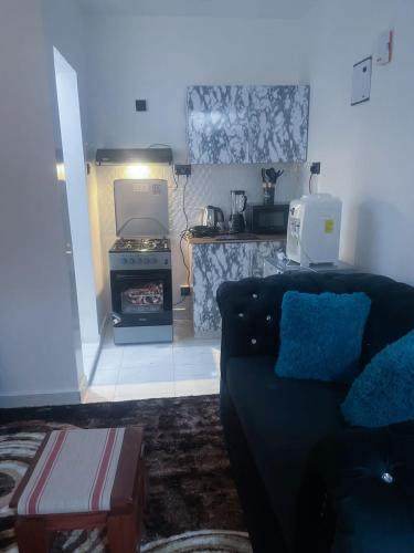Dapur atau dapur kecil di Omuts one bed airbnb with swimmingpool