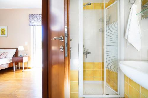 庫努皮迪安納的住宿－Vrahokipos Villa，带淋浴和盥洗盆的浴室