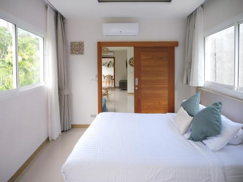 Ένα ή περισσότερα κρεβάτια σε δωμάτιο στο Karon beach apartment & sea view pool