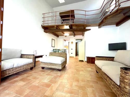 ein Wohnzimmer mit 2 Sofas und einem Balkon in der Unterkunft Le Corti Sarde On The Beach in Bari Sardo