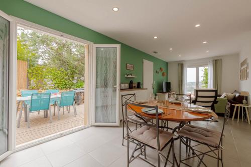 une cuisine et un salon avec une table et des chaises dans l'établissement La Restanque - Appt climatisé, à Ollioules