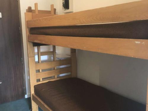 a bunk bed in a room with a bunk bedscribed at Appartement Megève, 1 pièce, 4 personnes - FR-1-597-25 in Megève