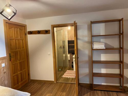 a room with a closet and a glass door at Pokoje Goscinne u Naglaka Willa Zab in Ząb