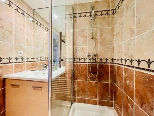 une salle de bain avec douche et lavabo dans l'établissement Quiberon : Joli T2 avec Balcon Sud, Proche Plage et Centre-Ville - FR-1-478-255, à Quiberon