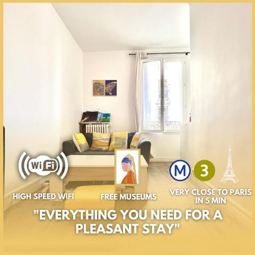 - un lit à baldaquin dans le salon avec un canapé dans l'établissement Appartement de charme tout équipé à Paris, pour 4 personnes, 2 grands lits, à Levallois-Perret