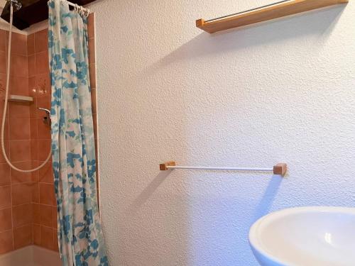 une salle de bain avec un lavabo et un rideau de douche dans l'établissement Duplex calme 4 pers, parking privé, à deux pas de la plage - Le Lavandou - FR-1-251-500, au Lavandou