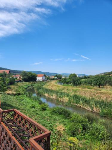 uma ponte sobre um rio num campo em House ViS em Dimitrovgrad