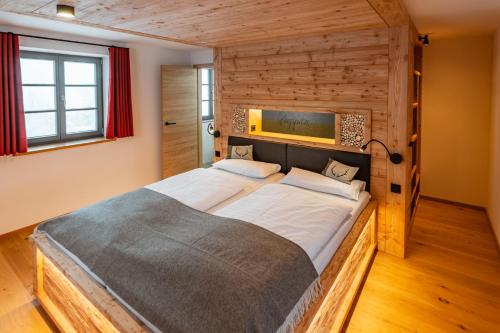 Säng eller sängar i ett rum på Zugspitze Apartement Morgen.Rot