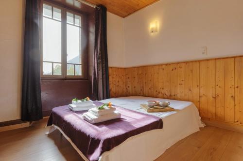 - une chambre avec un lit et 2 serviettes dans l'établissement Studio Mer de Glace n°8 - Happy Rentals, à Chamonix-Mont-Blanc
