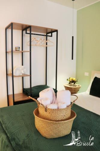 a basket filled with towels on top of a bed at La Bricola - Sirocco e Garbin in Chioggia