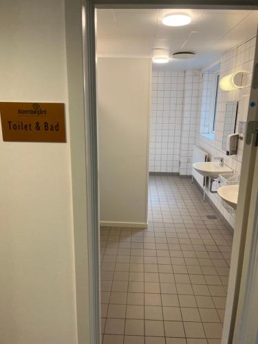 Baño con aseo y mala señal en la puerta en Assersbølgård en Brørup