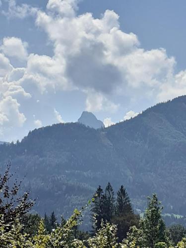 vistas a una montaña con árboles y nubes en Glöcknerhaus en Sankt Gallen