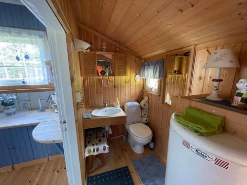 a small bathroom with a toilet and a sink at Sjarmerende hytte omgitt av vakker natur in Molde