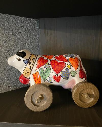 a figurine of a cow with hearts on it at La Rêverie de Thumel - Suite in Rhêmes-Notre-Dame
