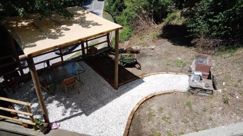 uma vista superior de um gazebo num quintal em Lo scoiattolo bianco em Massa