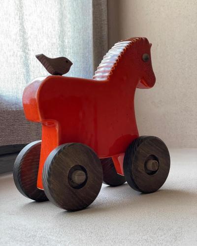 a toy red toy horse with a bird on it at La Rêverie de Thumel - Suite in Rhêmes-Notre-Dame