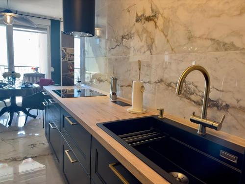 LaLaura high quality apartment Znjan 400 m high-end furniture Magic Sea View free parking