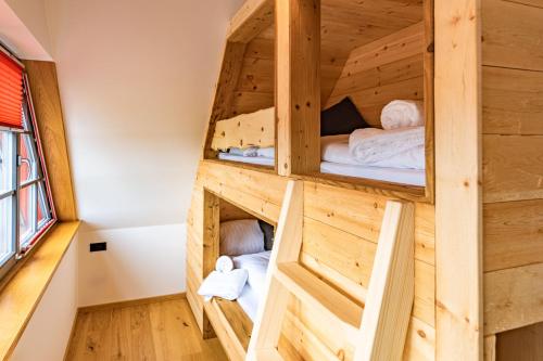 クロルト・アルテンベルクにあるChalet Zugspitzeの小さな家の二段ベッド