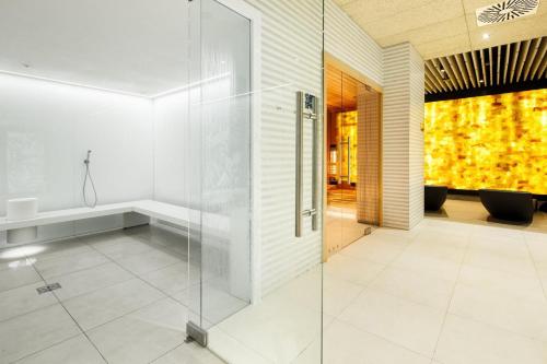 Ένα μπάνιο στο Seaside Luxury Apartament