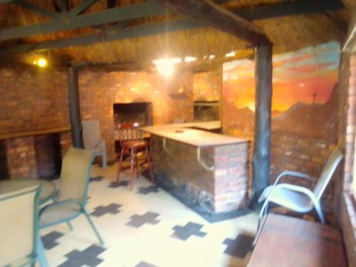 OlifantsfonteinにあるPalesa Guesthouseの椅子と暖炉付きの部屋