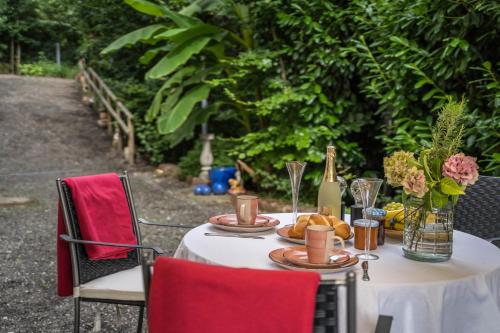 einen Tisch mit Teller mit Lebensmitteln und Flaschen Wein in der Unterkunft Ferienwohnung For two in Mahlberg