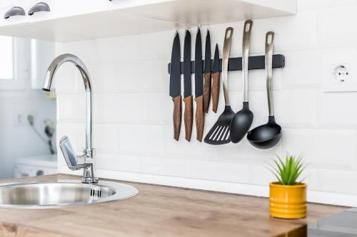 blat kuchenny z naczyniami wiszącymi na ścianie w obiekcie Apartamento en CENTRO CIUDAD w mieście El Puerto de Santa María