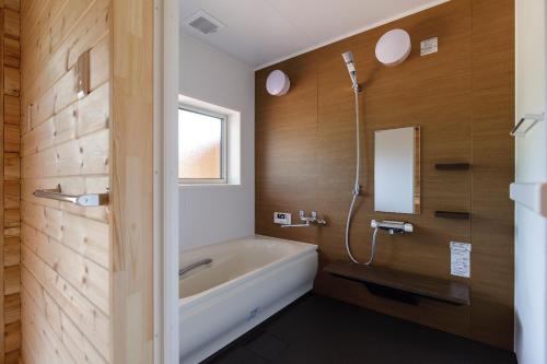 łazienka z wanną i oknem w obiekcie Natural Retreat Mountain Blue / Vacation STAY 2336 w mieście Hakusan