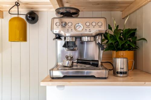 Enchanting Tiny House with wood burner and hot tub in Cairngorms