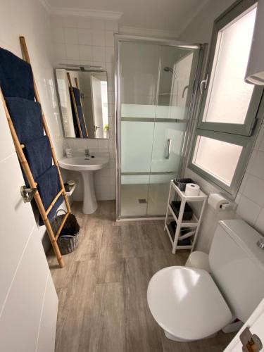 een badkamer met een toilet, een wastafel en een douche bij Emilia's Cabin in Guardamar del Segura