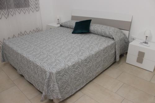 - une chambre avec un lit et un oreiller dans l'établissement La Casetta di Nonna Angela, à Buseto Palizzolo