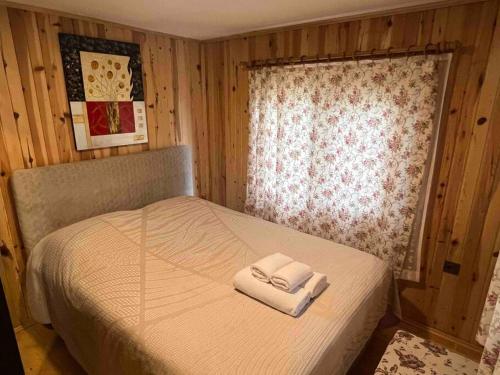 1 dormitorio con 1 cama con 2 toallas en Tiny House Village, en İznik