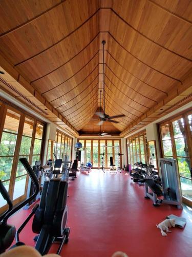 einen Fitnessraum mit vielen Kardiogeräten in einem großen Raum in der Unterkunft Ban Na in So Tuk