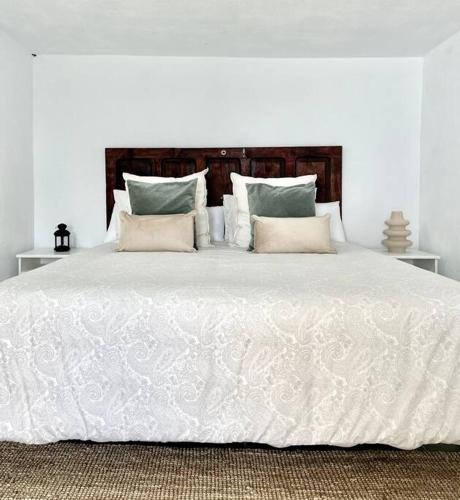 1 cama blanca grande con varias almohadas en Casita Juan Carro, un oasis de paz!, en Puntallana