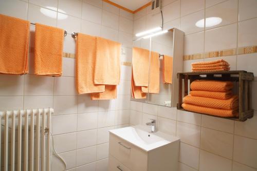 a bathroom with a sink and a mirror and towels at Ferienwohnung Auf Sarret in Bullay