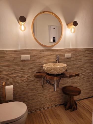 ein Bad mit einem Waschbecken und einem Spiegel in der Unterkunft FeWo Todeskino ''Strandgut'' in Heiligenhafen in Heiligenhafen