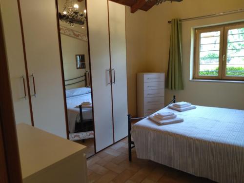 Schlafzimmer mit einem Bett und einem Spiegel in der Unterkunft LoChaletCivico47 in Rom