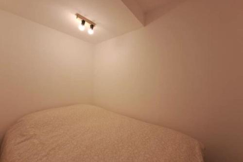 - une petite chambre avec un lit d'angle dans l'établissement Appartement à quelques pas de la mer et du centre, à Merlimont