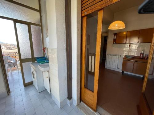 Cette chambre dispose d'une cuisine et d'un couloir avec un comptoir. dans l'établissement Hola House Sant Agata di Militello, à SantʼAgata di Militello