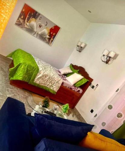 杜阿拉的住宿－Chambre meublee situee a Douala- Logbessou，一间卧室配有一张床和一张桌子