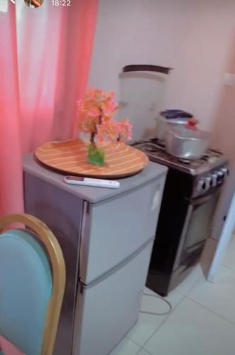 杜阿拉的住宿－Chambre meublee situee a Douala- Logbessou，厨房配有炉灶台上的桌子和盘子
