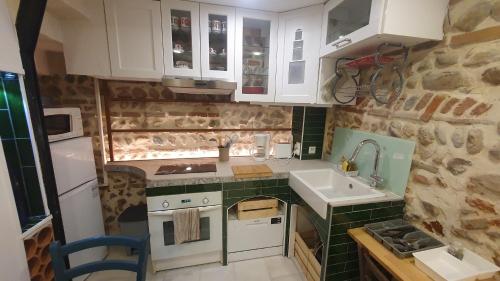 Η κουζίνα ή μικρή κουζίνα στο Typique maison en coeur de village proche des plages